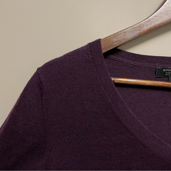 Banana Republic 100% Merino Wool Eggplant Purple V-neck Sweater Women’s Small - Picture 3 of 8